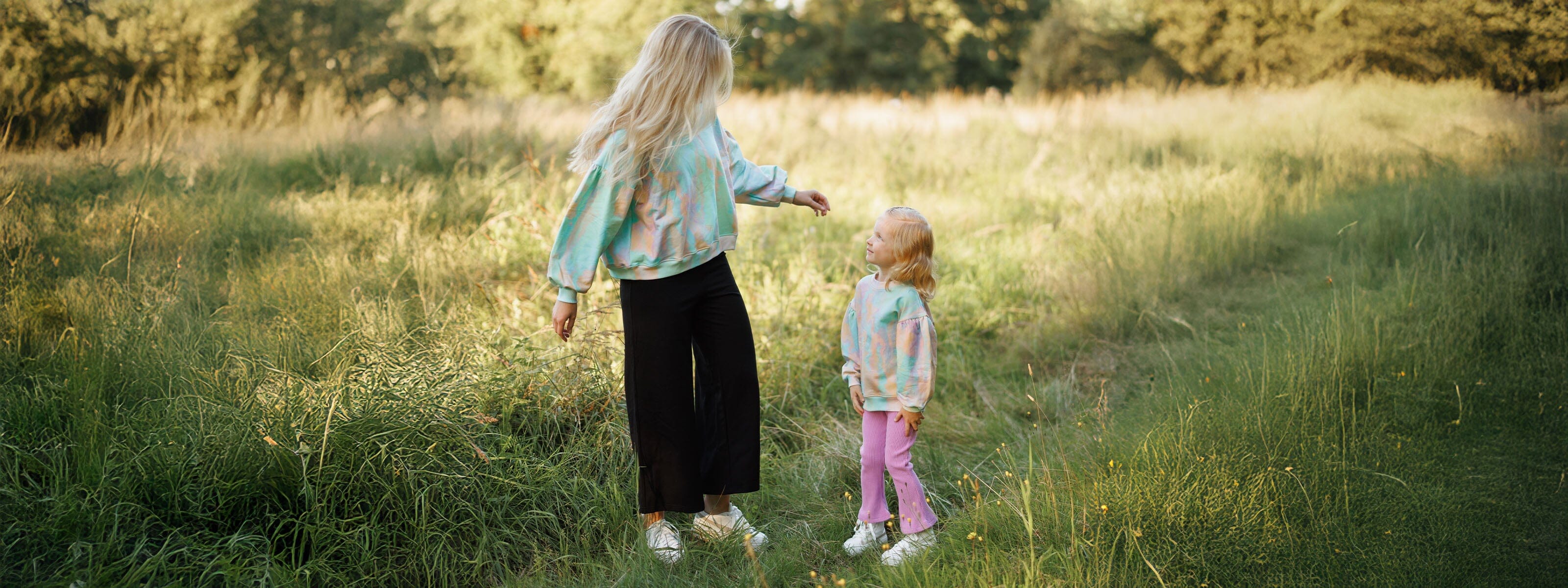 Samanlaiset vaatteet tai asusteet lapsen kanssa