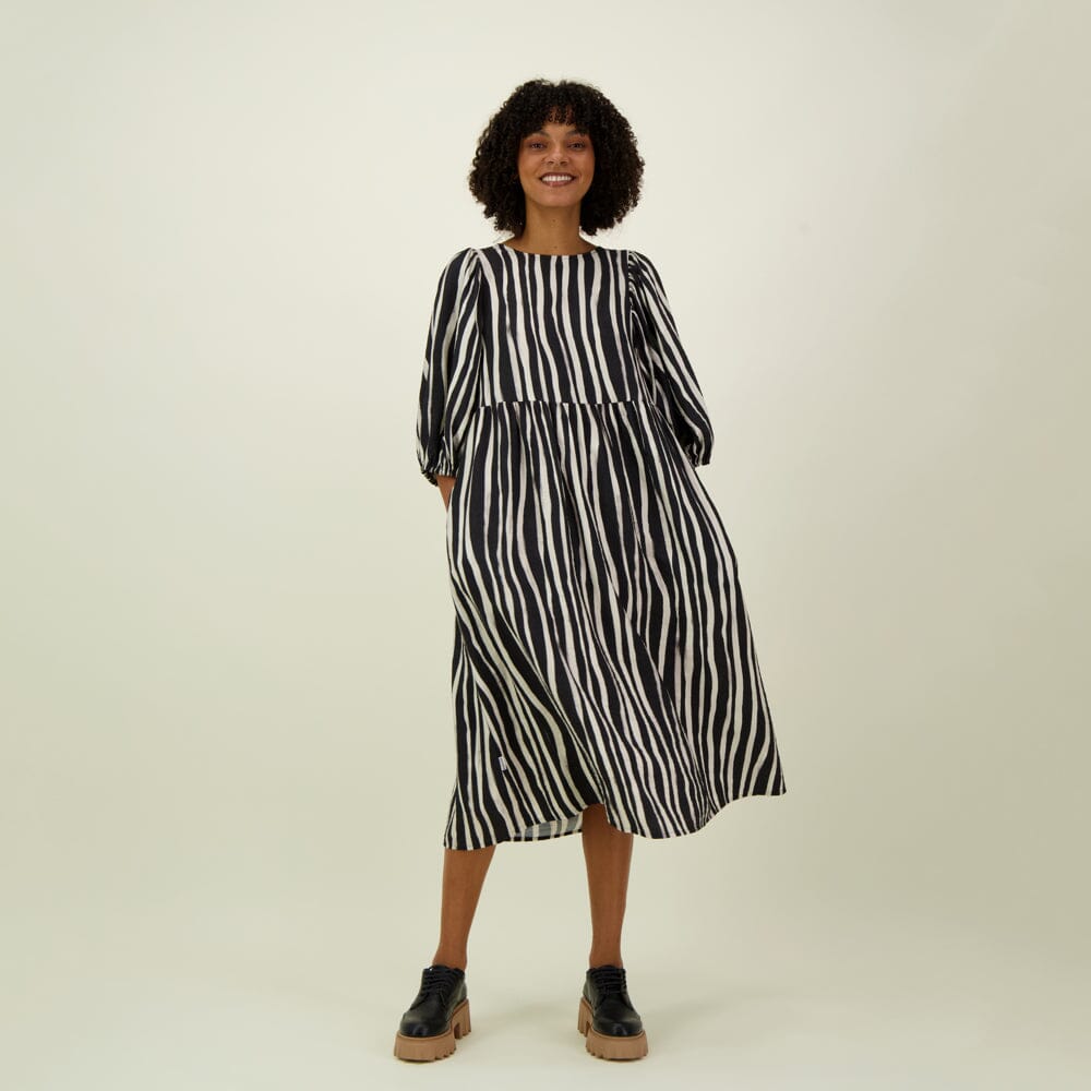 ALLEY VOLUME SLEEVE MIDI MEKKO | LICORICE Secret Places