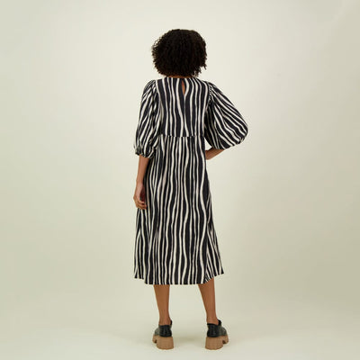 ALLEY VOLUME SLEEVE MIDI MEKKO | LICORICE Secret Places