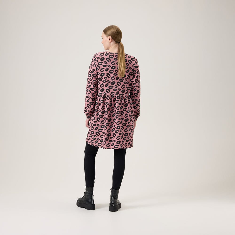 Bisous Ruffle Sweater Dress -Collegemekko | Paris Pink Aikuisten mekko Oh, Oui!