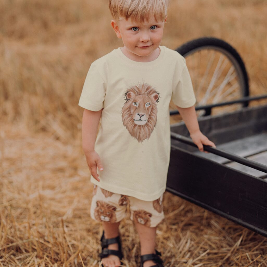 Lion -Shortsit | Milky Banana Shortsit Dancing In The Sunshine