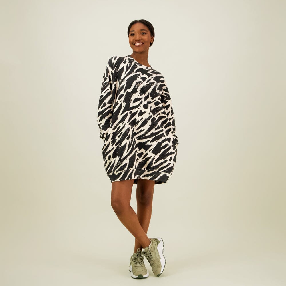Sophy Sweater Dress -Collegemekko | Licorice Aikuisten mekko Can You Hear Me?