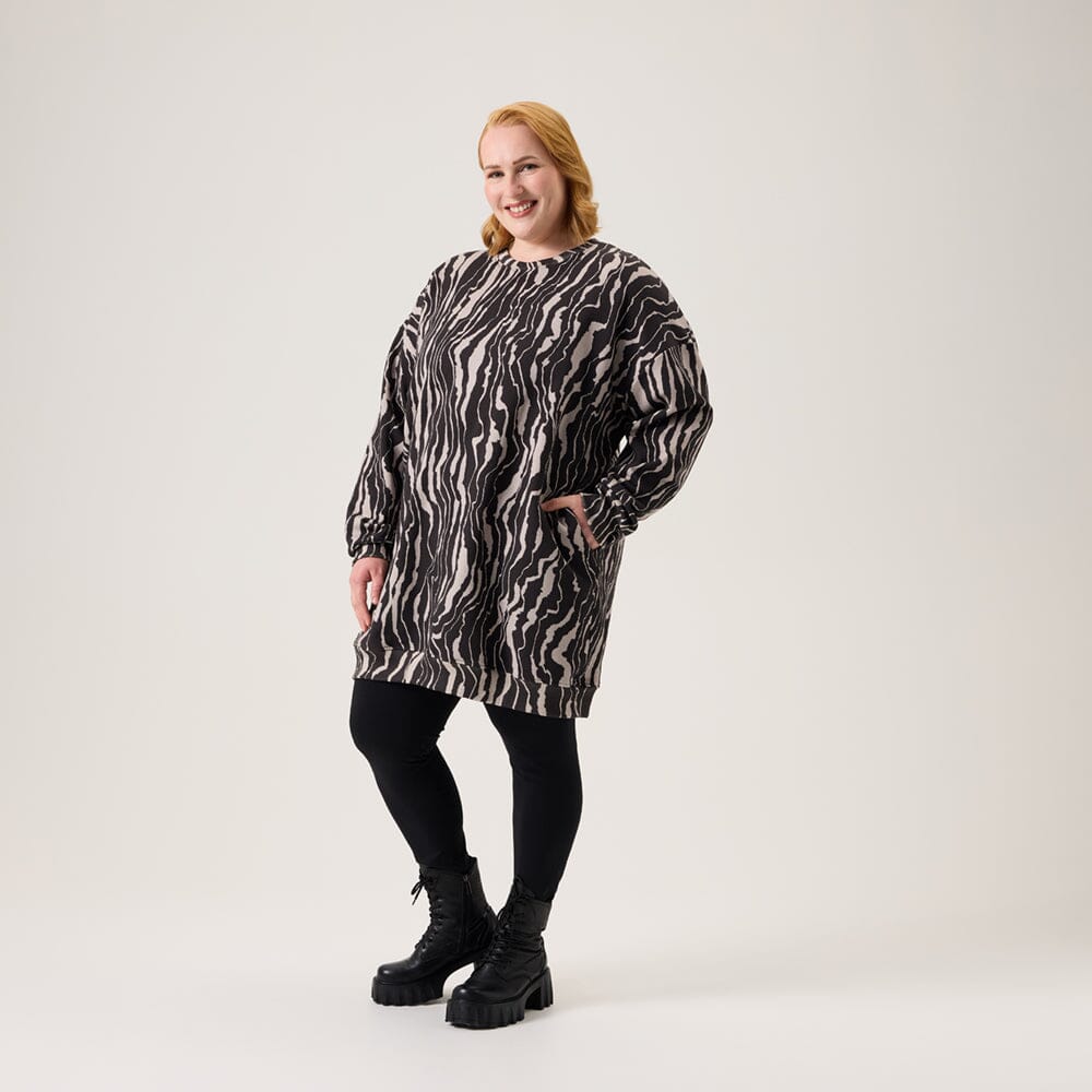 Traces Sweater Dress -Collegemekko | Licorice Aikuisten mekko Metsola