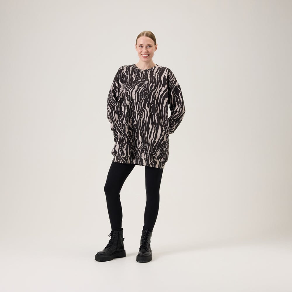 Traces Sweater Dress -Collegemekko | Licorice Aikuisten mekko Metsola